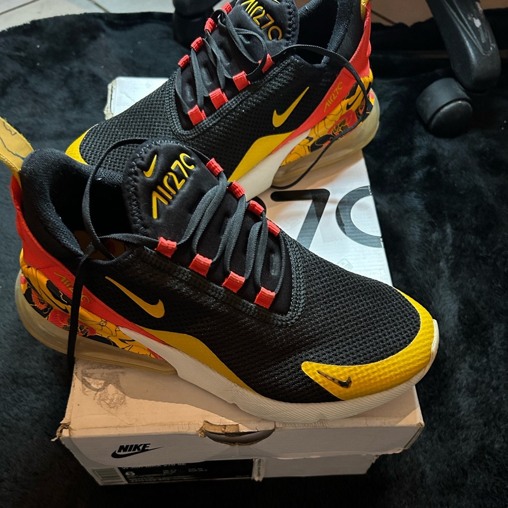 NIKE 270 yellow floral shoes !! Woman’s 6.5 💛🖤🤍
